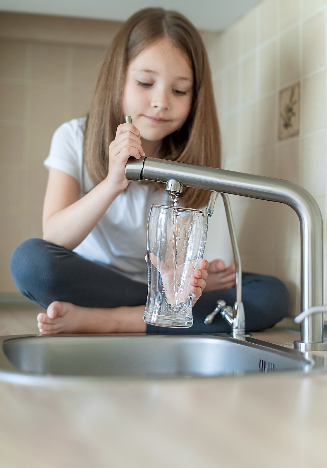 girl pouring clean RO water