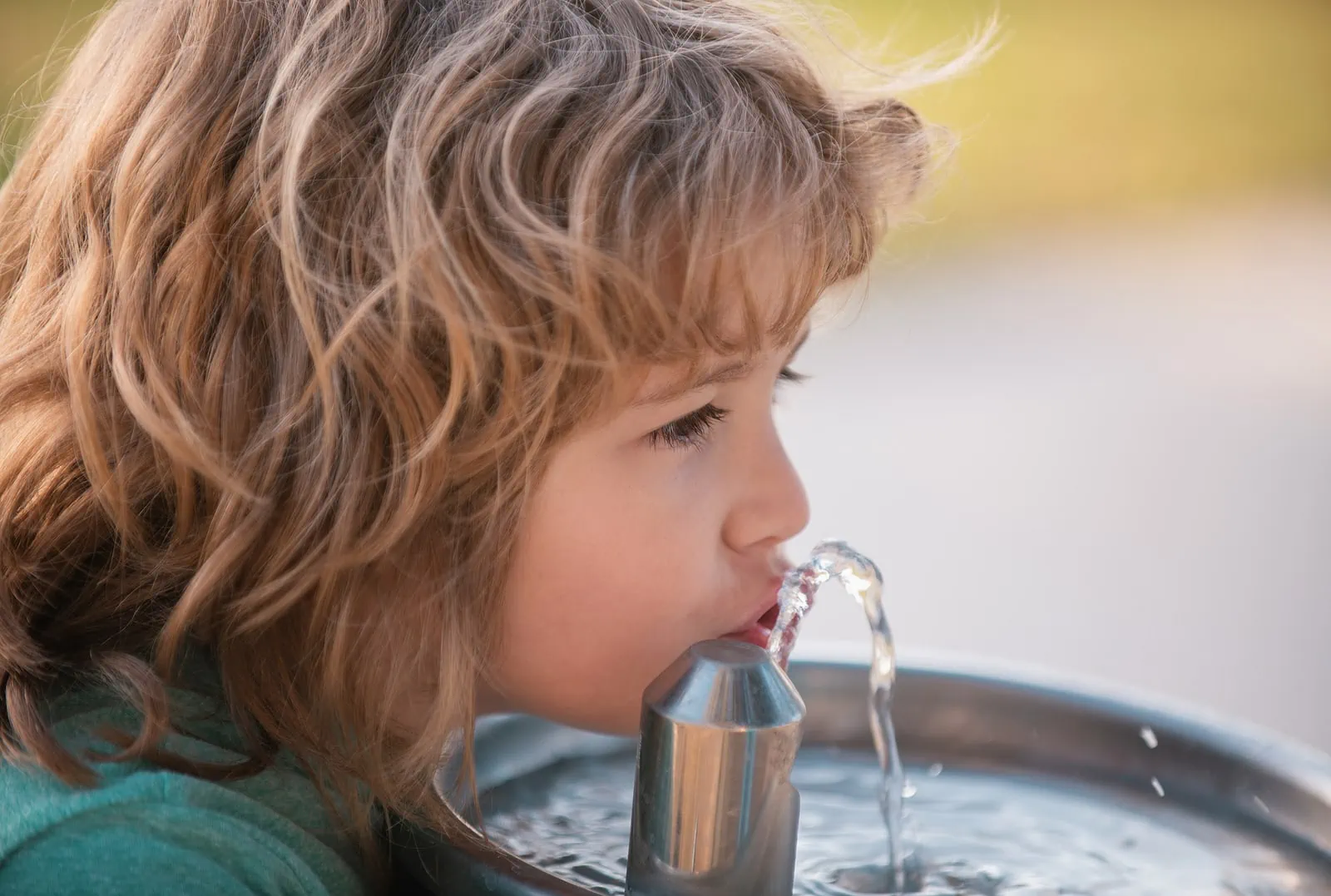 kid drinnking water fountain